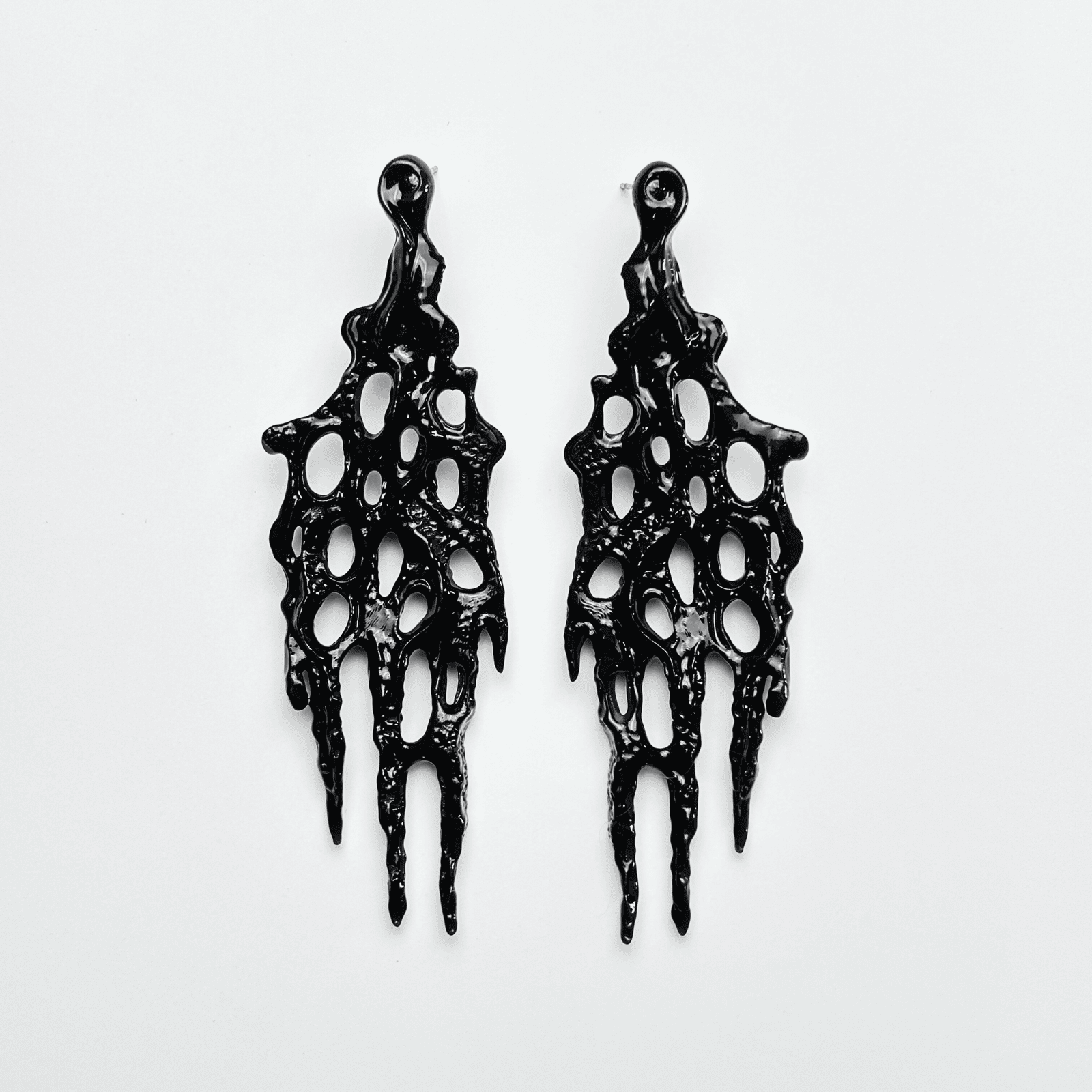 Full frontal view of the chunky black jewellery set, highlighting the liquid drip web design.